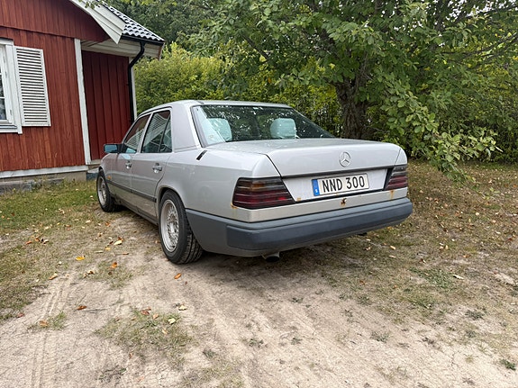 Mercedes-Benz 250 TD 4 of 7