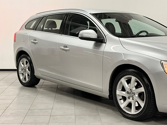 Volvo V60 2 of 29