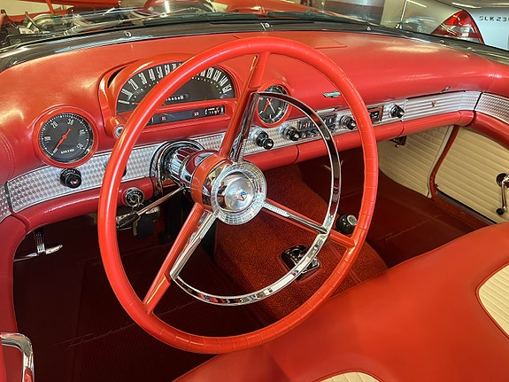 Ford Thunderbird 21 of 23