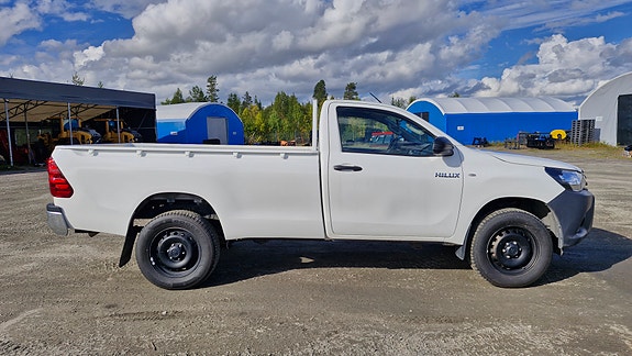 Toyota HiLux 3 of 9