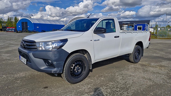 Toyota HiLux 2 of 9