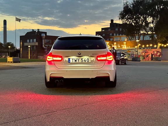 BMW 330i 5 of 8