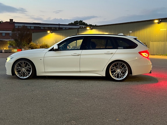 BMW 330i 3 of 8