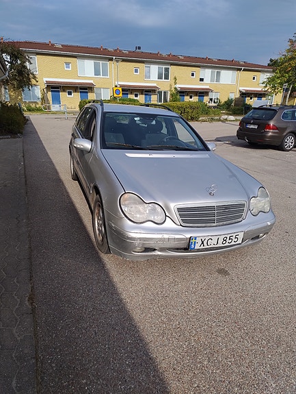 Mercedes-Benz C200 2 of 5
