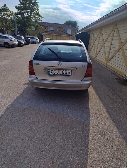 Mercedes-Benz C200 3 of 5