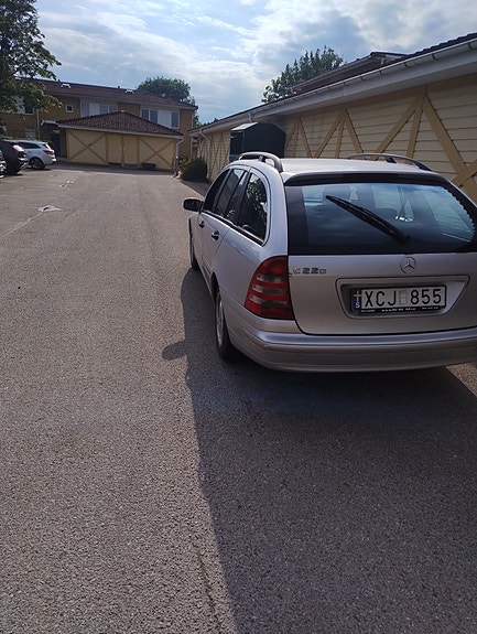 Mercedes-Benz C200 4 of 5