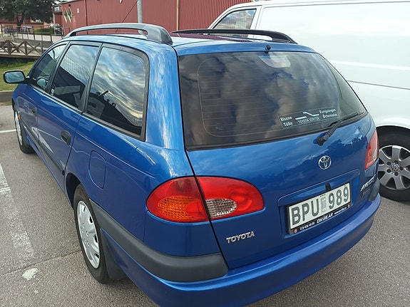 Toyota Avensis 2 of 5