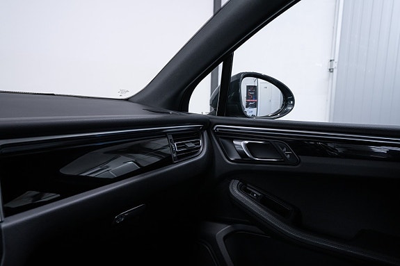 Porsche Macan S 26 of 26