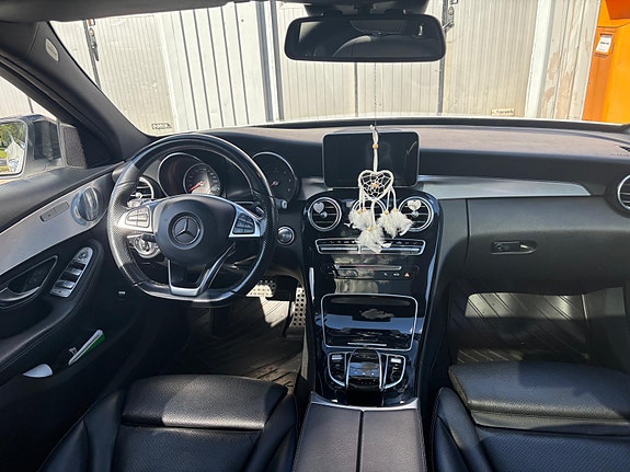 Mercedes-Benz C220 3 of 7