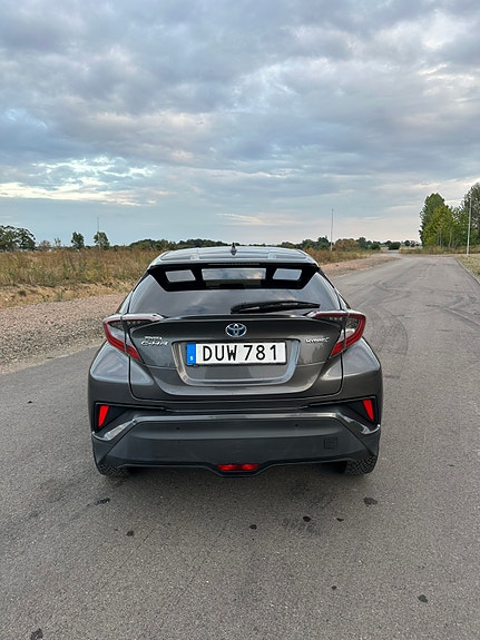 Toyota C-HR 4 of 19