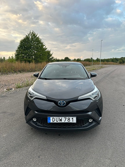 Toyota C-HR 2 of 19