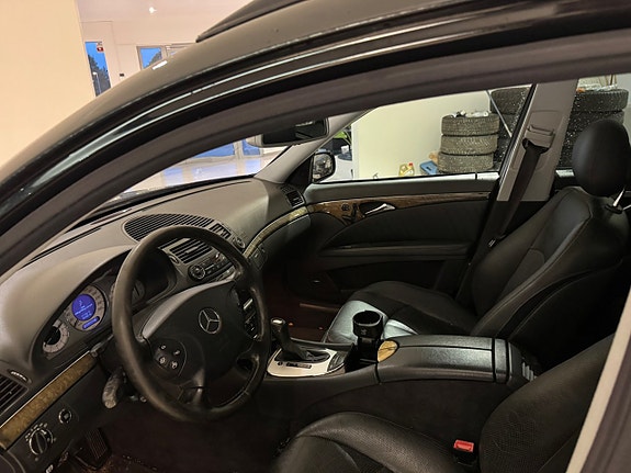 Mercedes-Benz E500 6 of 8
