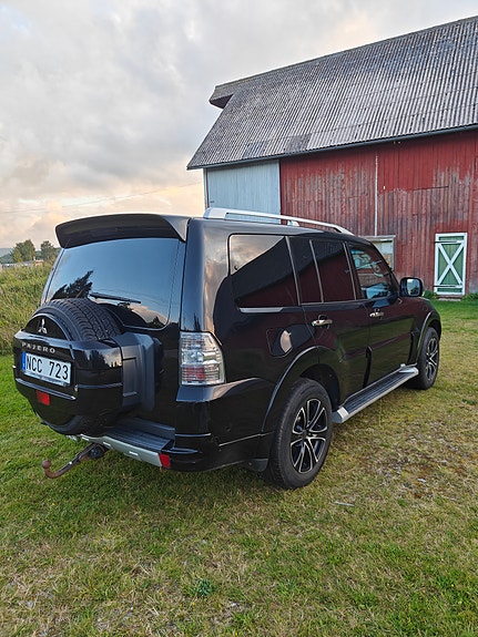 Mitsubishi Pajero 4 of 6