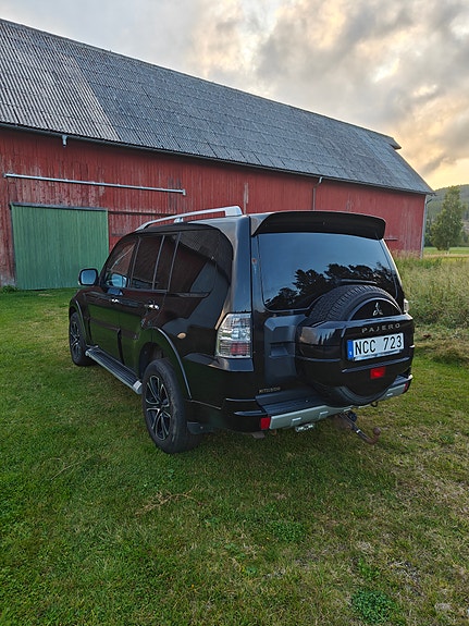Mitsubishi Pajero 3 of 6