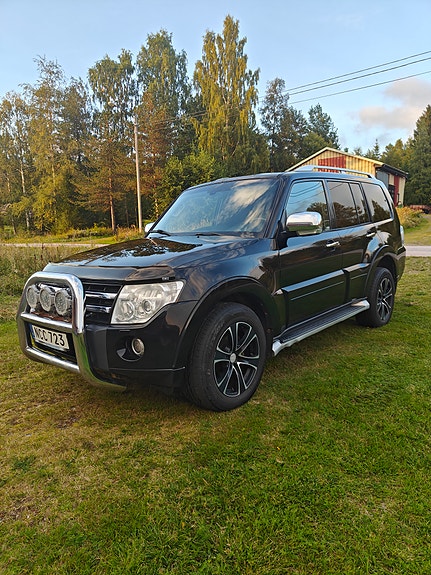 Mitsubishi Pajero 2 of 6