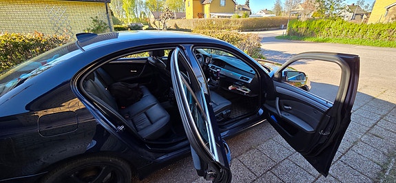 BMW 520i 3 of 12