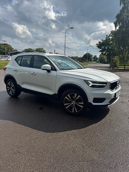 Volvo XC40 2 of 8
