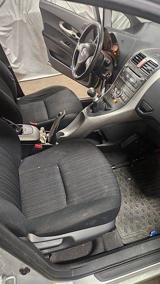 Toyota Auris 7 of 14