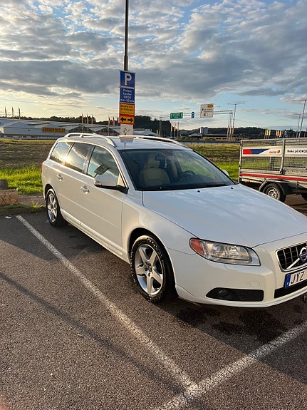 Volvo V70 2 of 5