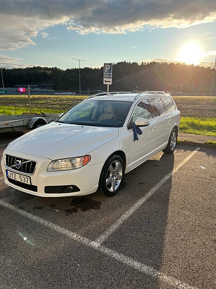 Volvo V70 3 of 5