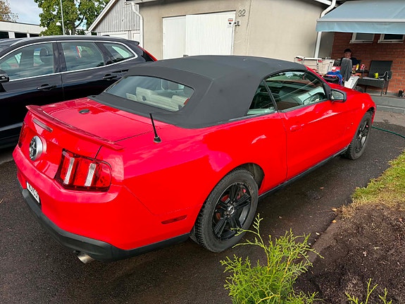 Ford Mustang 2 of 6
