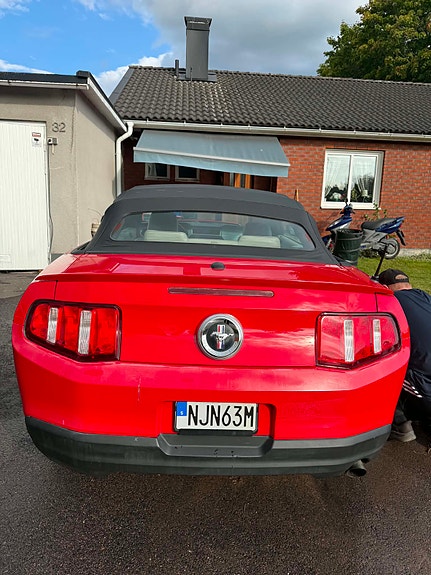Ford Mustang 4 of 6