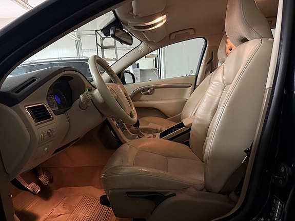 Volvo V70 3 of 19