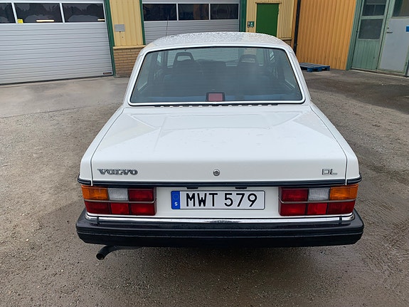Volvo 240 3 of 7