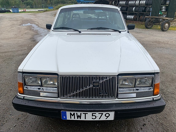 Volvo 240 4 of 7