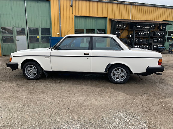Volvo 240 2 of 7