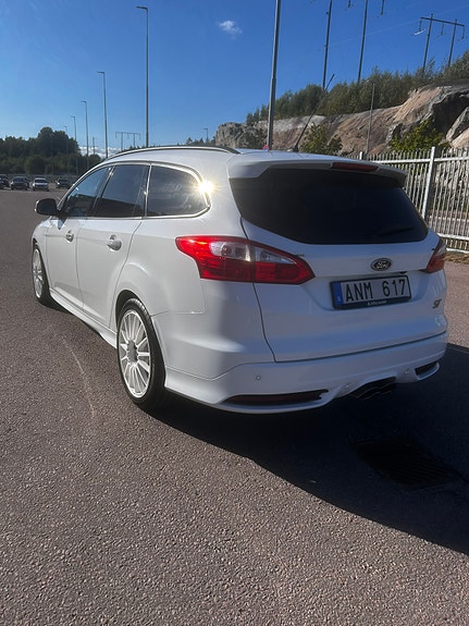 Ford Focus 2 of 5