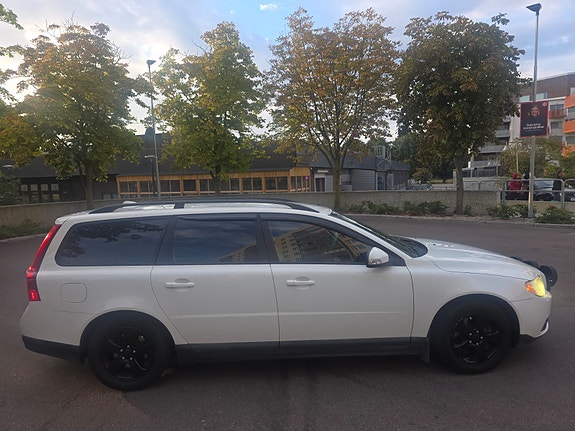 Volvo V70 3 of 8