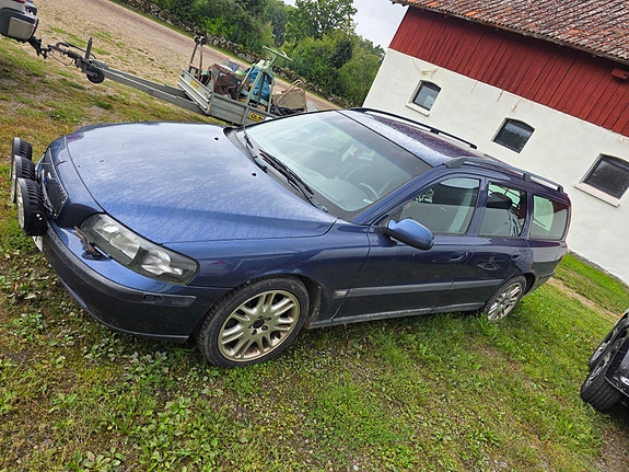Volvo V70 2 of 3