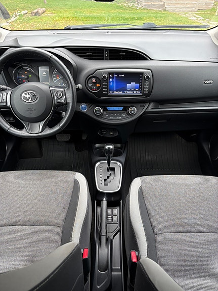 Toyota Yaris 5 of 6