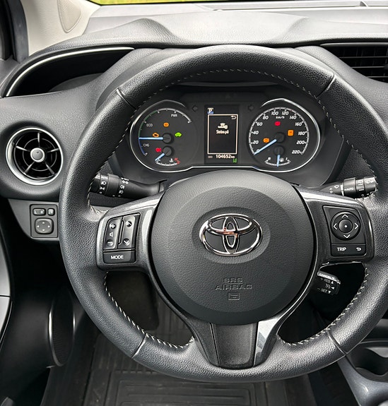 Toyota Yaris 4 of 6