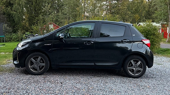 Toyota Yaris 2 of 6