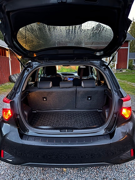 Toyota Yaris 3 of 6