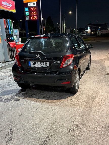 Toyota Yaris 3 of 10