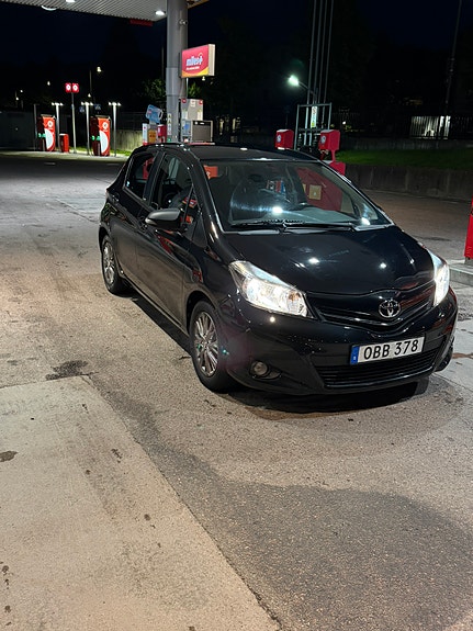 Toyota Yaris 2 of 10