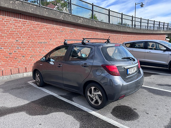 Toyota Yaris 2 of 9