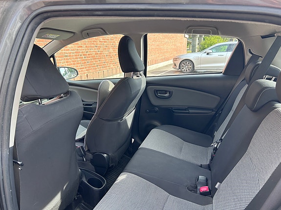 Toyota Yaris 5 of 9
