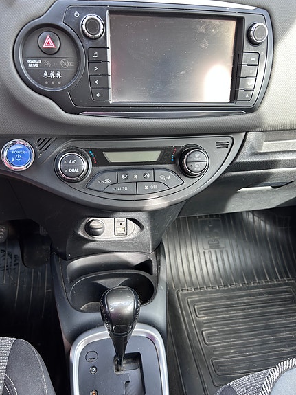 Toyota Yaris 7 of 9