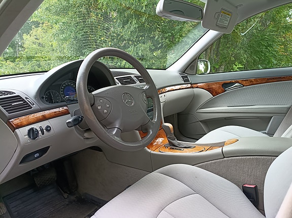 Mercedes-Benz E240 8 of 9