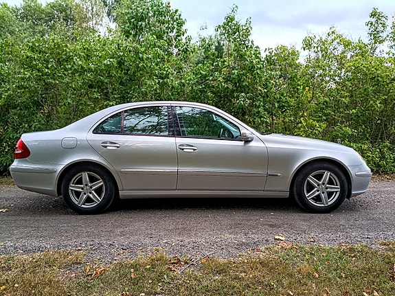 Mercedes-Benz E240 5 of 9