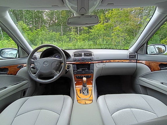 Mercedes-Benz E240 7 of 9