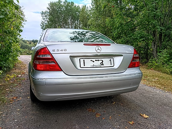Mercedes-Benz E240 6 of 9