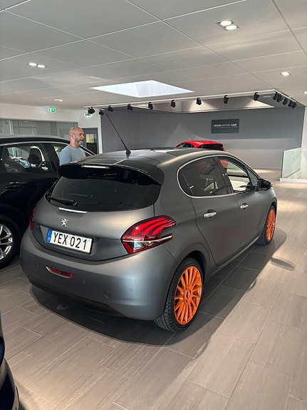 Peugeot 208 4 of 10