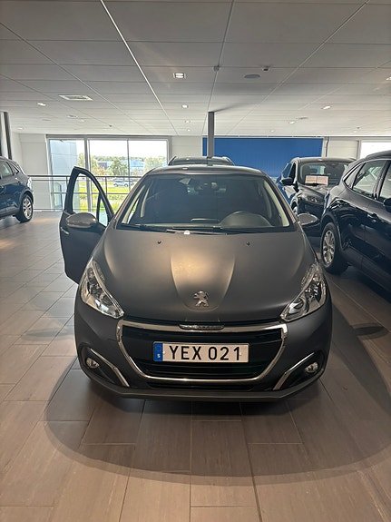 Peugeot 208 2 of 10