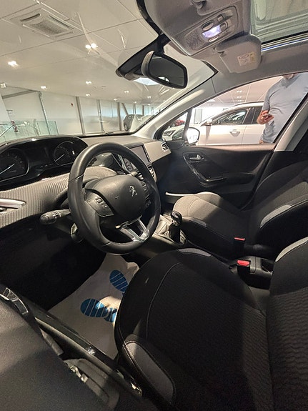 Peugeot 208 8 of 10