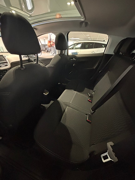 Peugeot 208 7 of 10